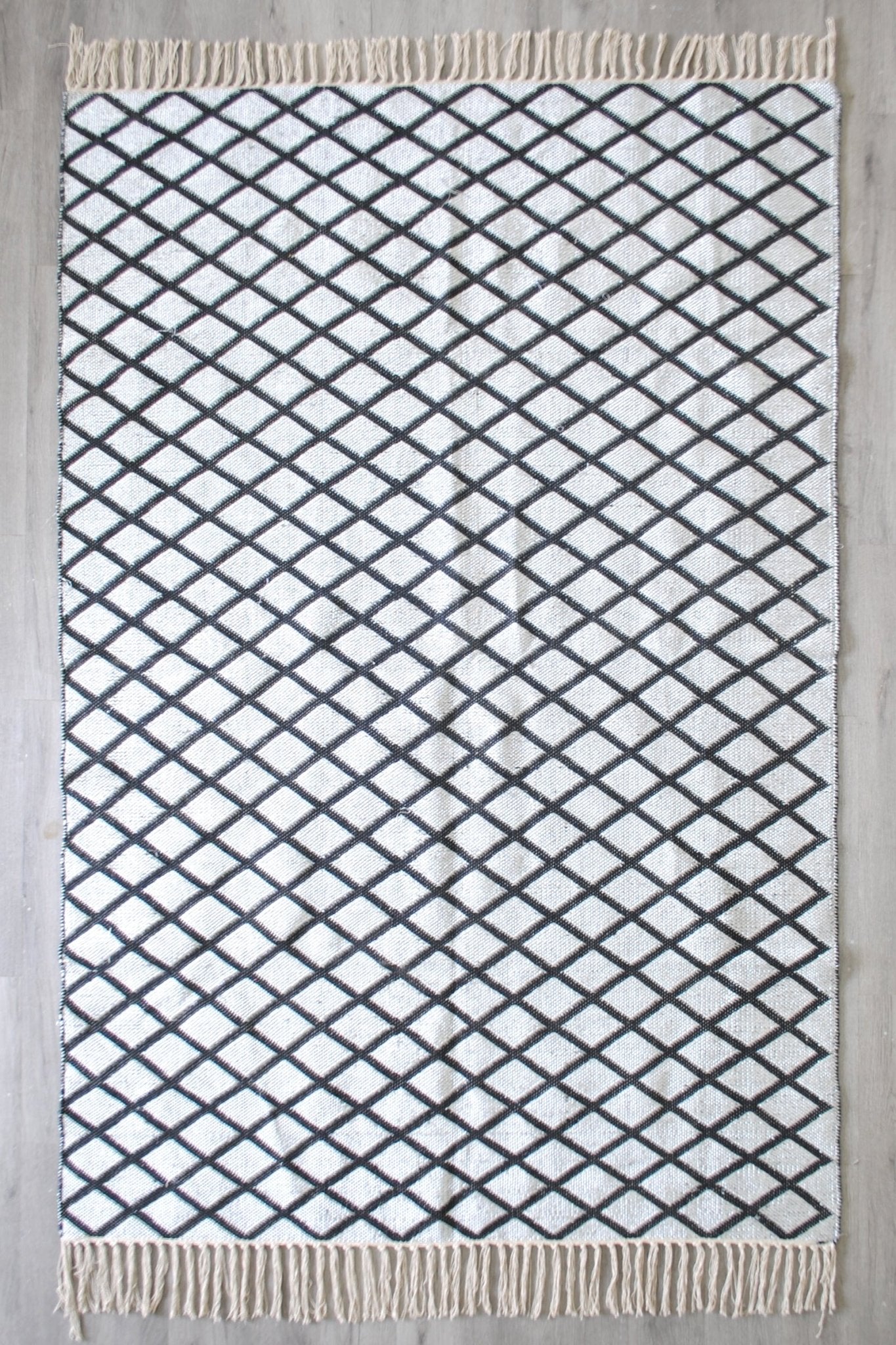 ZINK- HANDWOVEN RUG - BLACK - ART AVENUE