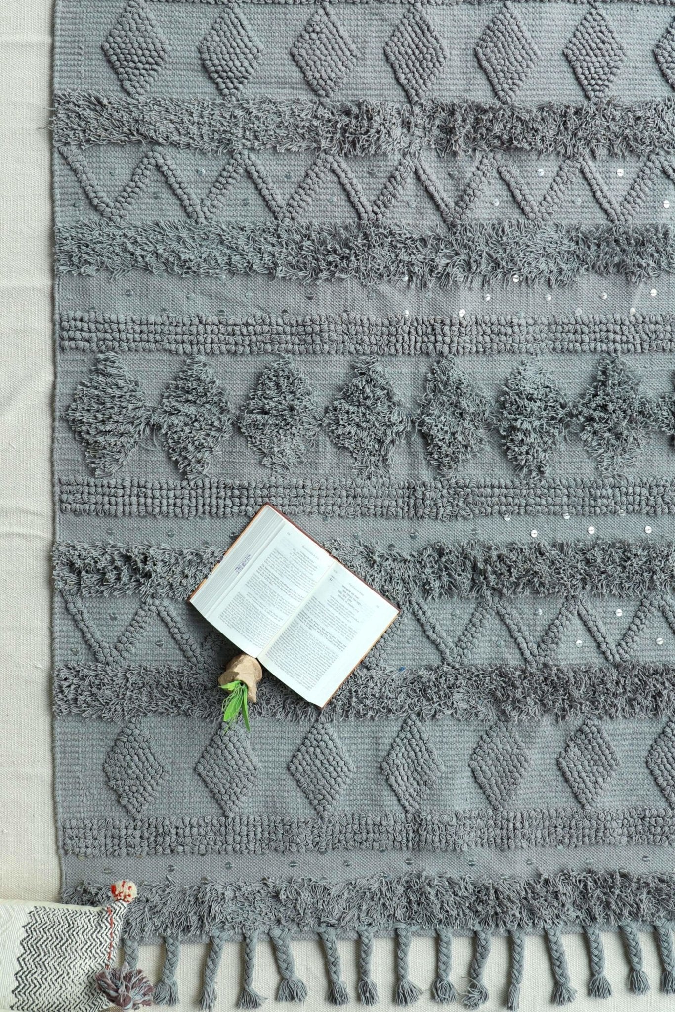 BARI -HANDWOVEN RUG - GREY - ART AVENUE