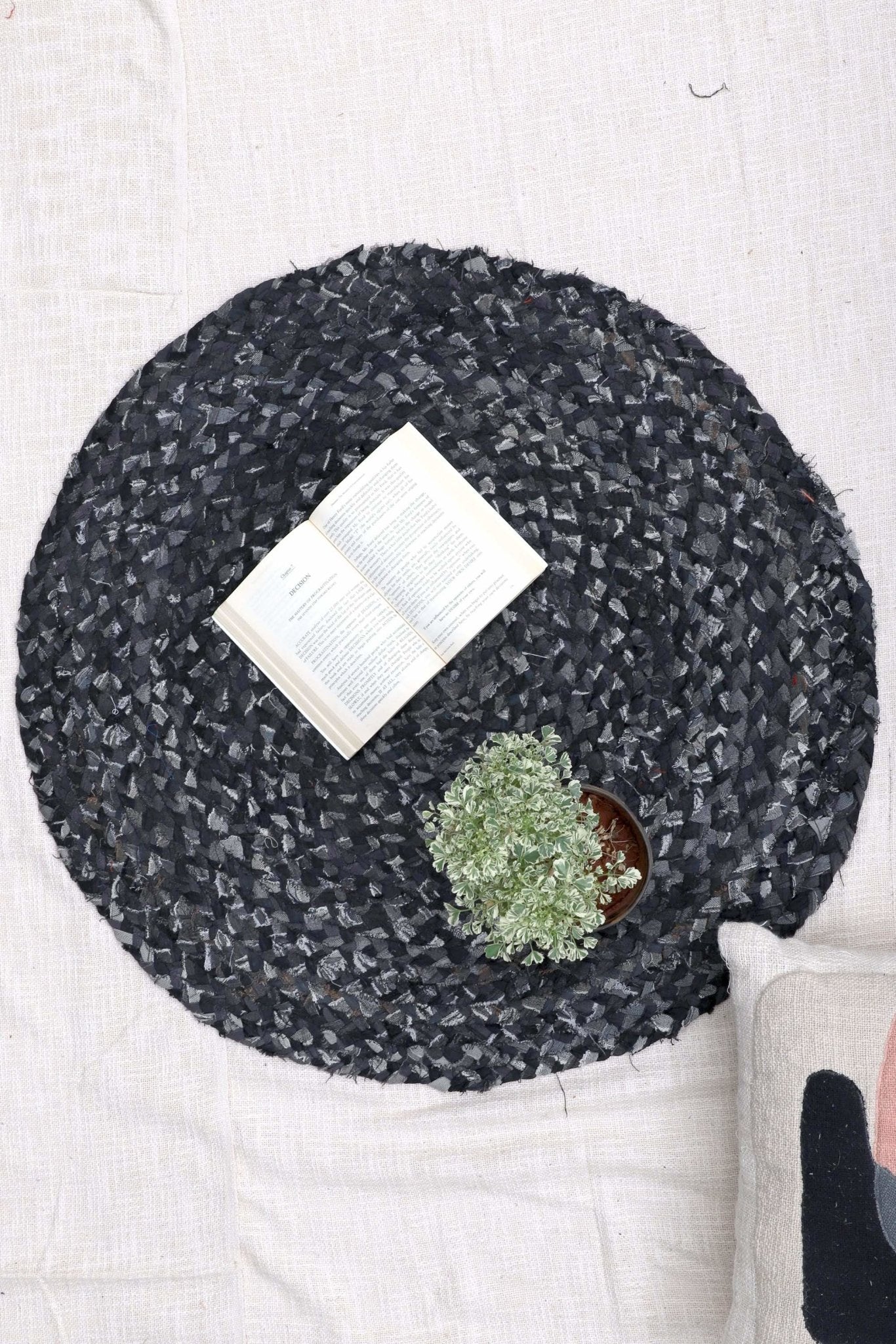 BRAIDER -ROUND RUG -BLACK - ART AVENUE