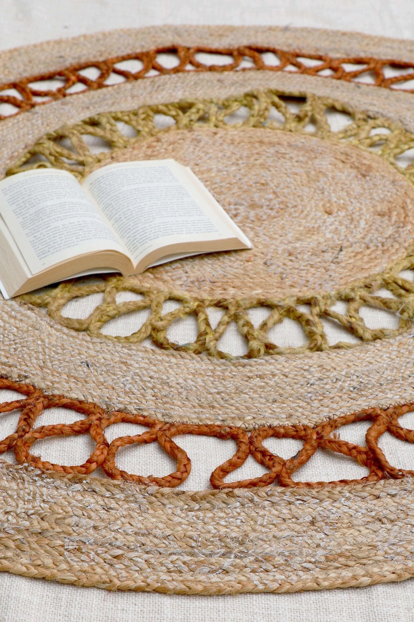 CUTS -ROUND RUG -NATURAL - ART AVENUE