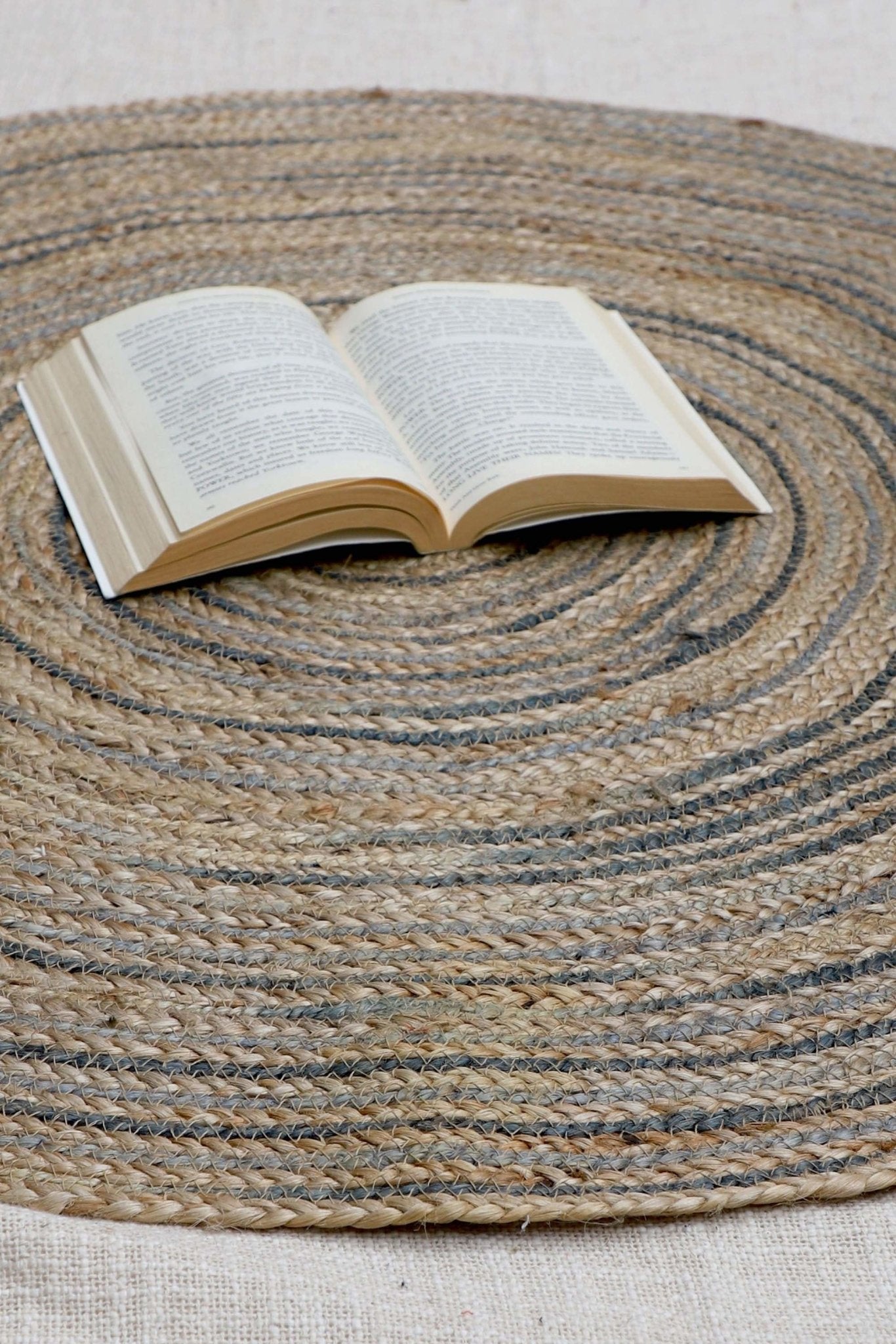 DOORLATCH -ROUND RUG -NATURAL - ART AVENUE