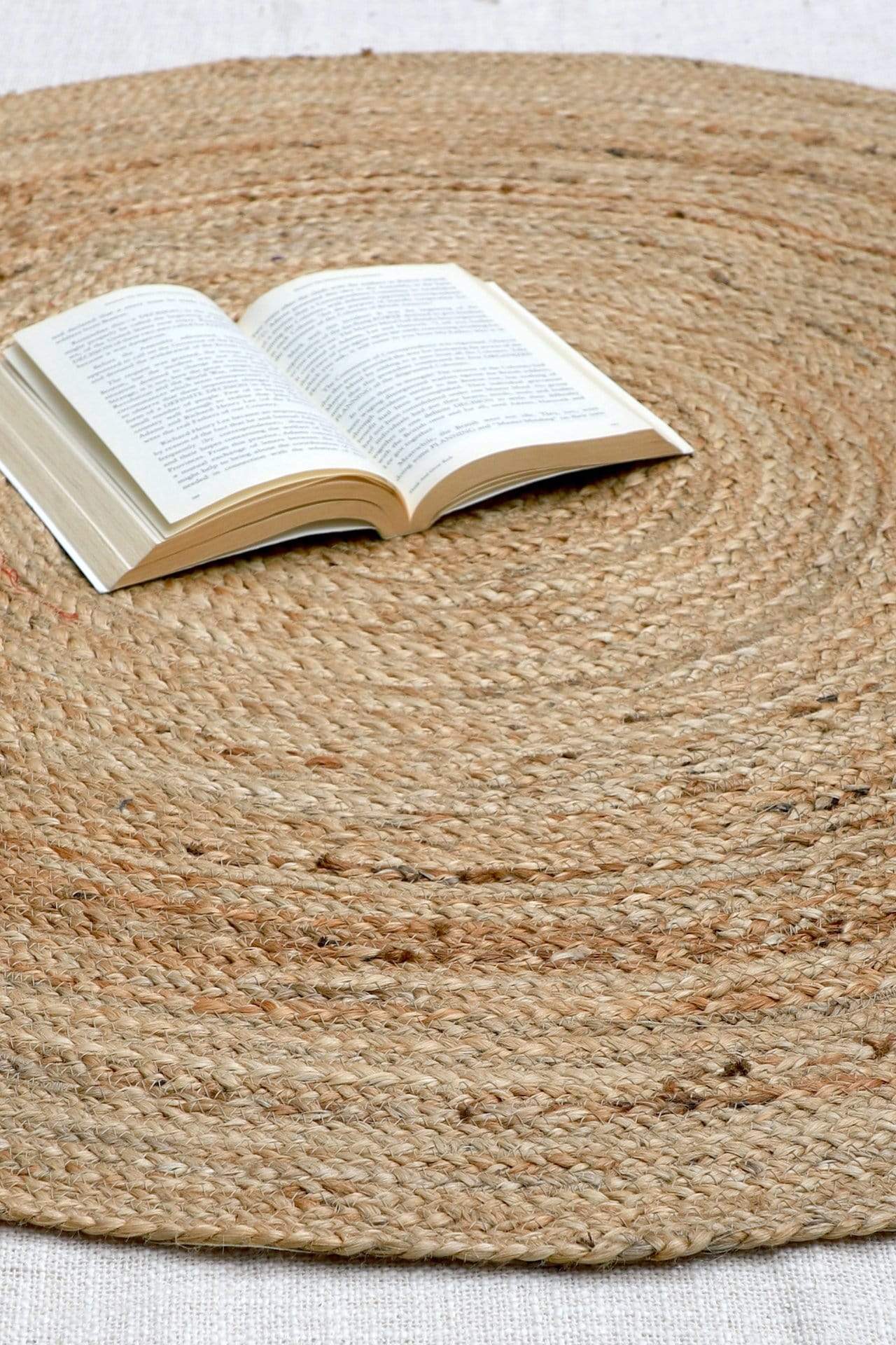 GREAT - ROUND JUTE RUG - ART AVENUE