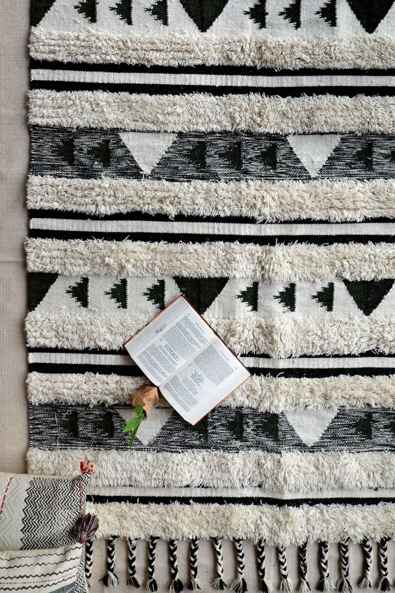 MAHWA - HANDWOVEN RUG - WHITE - ART AVENUE