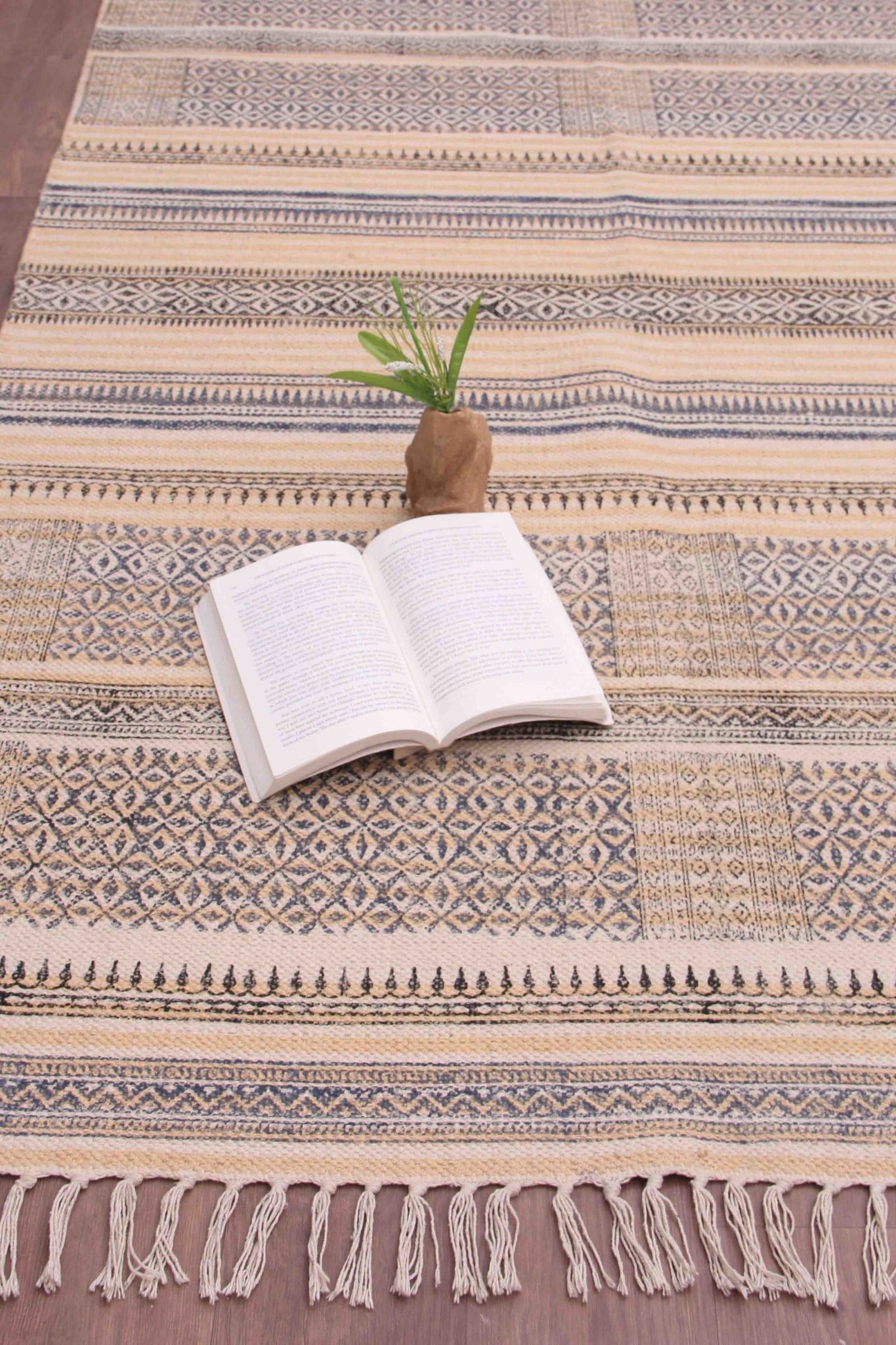 SENSE RECTANGULAR RUGS BEIGE - ART AVENUE