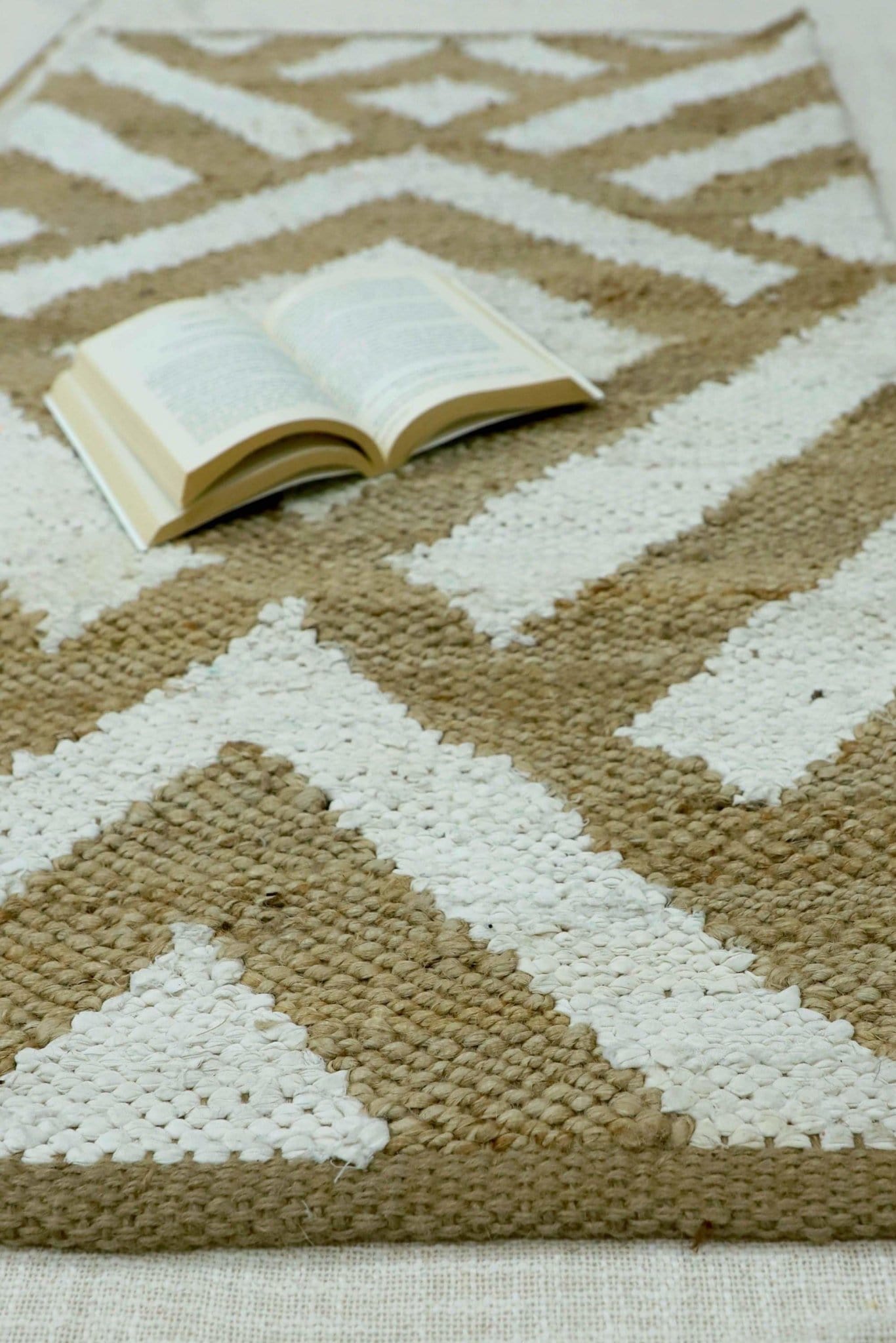 WAFFLE - HANDWOVEN RUG - WHITE - ART AVENUE